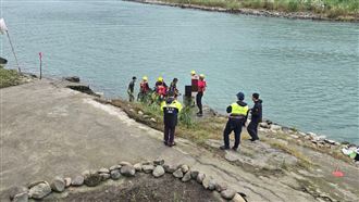 新店青潭堰戲水！男「水位上漲」受困沙洲