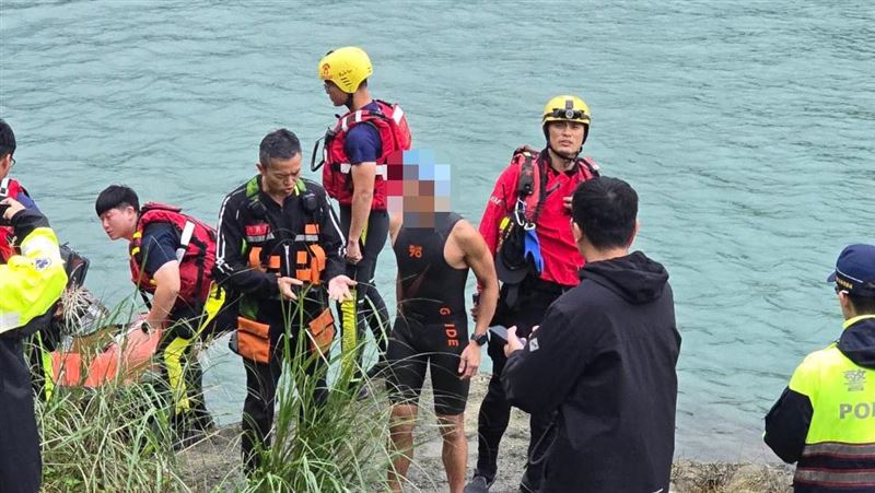 鄭男前往青潭堰戲水，不慎遇到水位上漲，導致受困於溪床沙洲上。（圖／翻攝畫面）