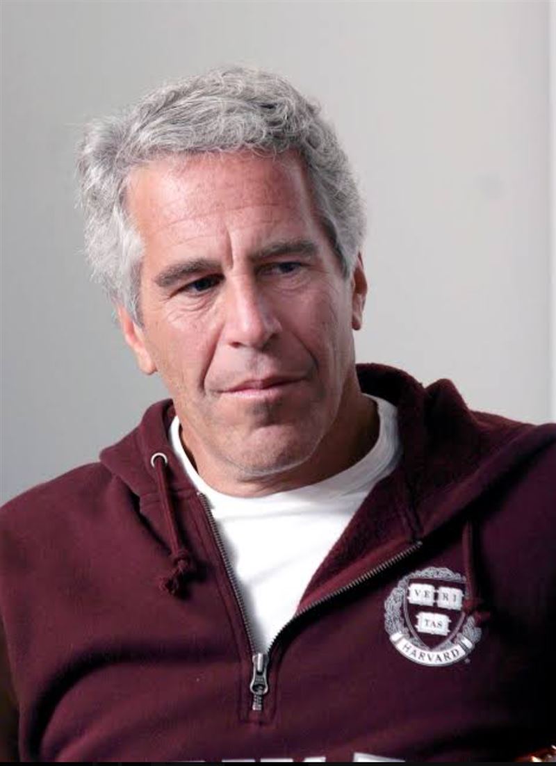 艾普斯坦2019年被控媒介未成年性交易等罪，遭聯邦起訴，然而在候審期間自殺身亡，但有不少人認為他的死因不單純。（圖／翻攝X）