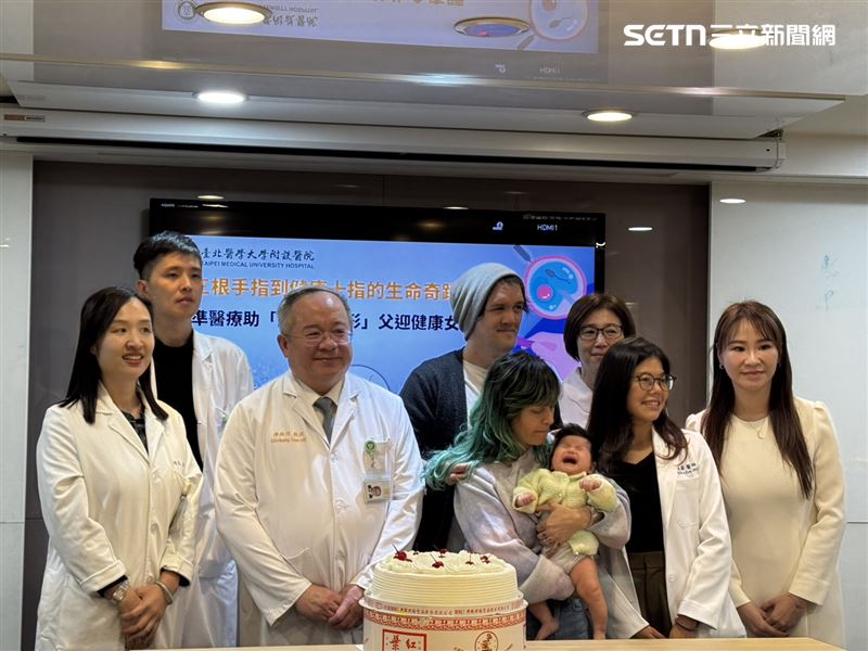 李先生(後排右2)與妻子Liz(前排右3)與醫療團隊合影,他們順利迎接健康女嬰,而女嬰日後若有生育規劃,也不會產下有相同遺傳罕病的後代。(圖/記者簡浩正攝影)
