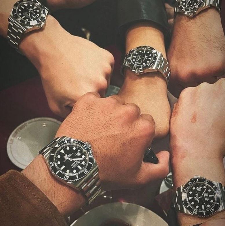 好萊塢特技替身演員Jeremy Marinas在IG上分享特製的勞力士水鬼錶(Rolex Submariner)，這是基努李維特別訂製送給他們的名錶。（圖／翻攝自Jeremy Marinas IG）