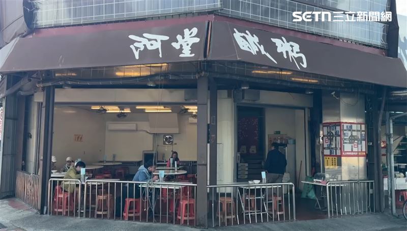 台南阿堂鹹粥近日被網友發現招牌改版，在網路上引起討論。（圖／記者王紹宇攝影）