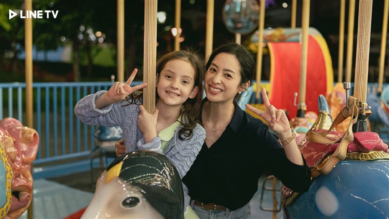 莫允雯劇中為了女兒包下一整座遊樂園，替女兒完成心願。（圖／LINE TV提供）