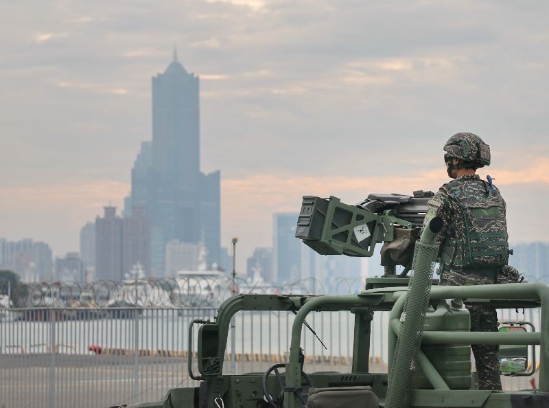1輛配備MK19 40mm榴彈槍的悍馬吉普車與士兵，在高雄海軍新濱營區碼頭邊參加營區開放活動