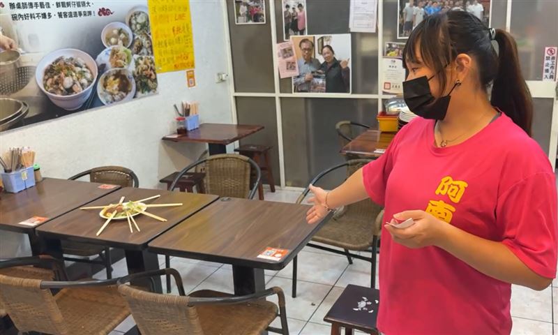 7位顧客合點一份蚵仔煎，卻坐店內半小時吹冷氣，讓鹿港小吃店家非常傻眼。(圖／翻攝畫面)