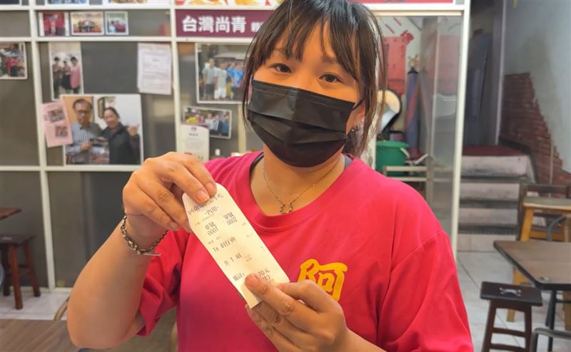 為維持店面經營，店家決定貼公告，限定每人點一份餐點。(圖／翻攝畫面)
