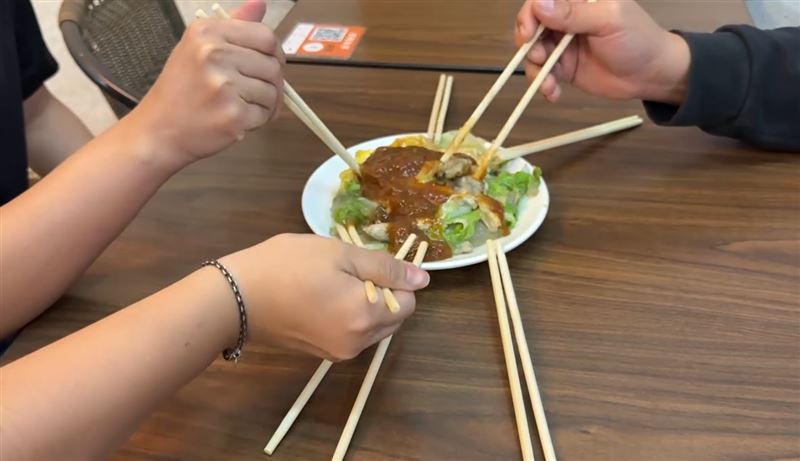 7人佔兩桌只點一份70元蚵仔煎，讓店家無法拼翻桌率。(圖／翻攝畫面)