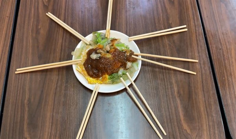 7人點一份蚵仔煎用了7雙筷子，佔位半小時讓其他客人進不來，害店家白白損失。(圖／翻攝畫面)