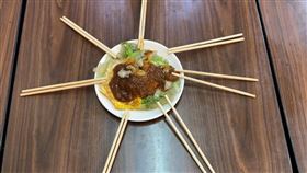 7人點一份蚵仔煎，吹冷氣坐半小時，鹿港小吃，不忍了，貼公告(圖／翻攝畫面)