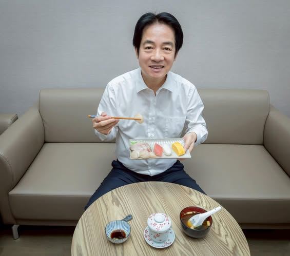 賴清德今（20）天午間貼出午餐照，他今天的午餐是壽司還有味噌湯，有來自鹿兒島的鰤魚和北海道的帆立貝。（圖／翻攝自賴清德臉書）