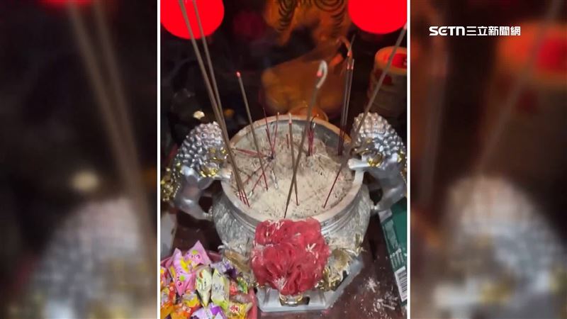 有信徒拿3個貓罐頭祭拜虎爺，虎爺的香爐突然發爐了