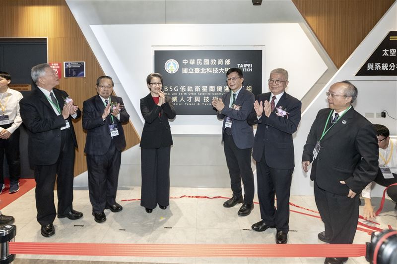 副總統蕭美琴與教育部政務次長張廖萬堅為北科大基地揭牌。（圖／教育部提供）