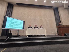 勞動部公布長榮空姐猝逝案。左至右勞動部職業安全衛生署署長林毓堂、勞動部政務次長李健鴻、勞動部勞動條件及就業平等司司長黃琦雅（圖／記者李宜樺攝影）