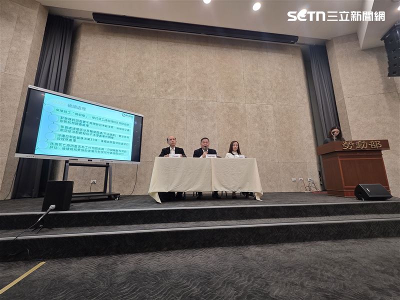 勞動部召開記者會說明長榮空服員病故調查結果，會中強調制度缺口將全面檢討。左至右勞動部職業安全衛生署署長林毓堂、勞動部政務次長李健鴻、勞動部勞動條件及就業平等司司長黃琦雅（圖／記者李宜樺攝影）