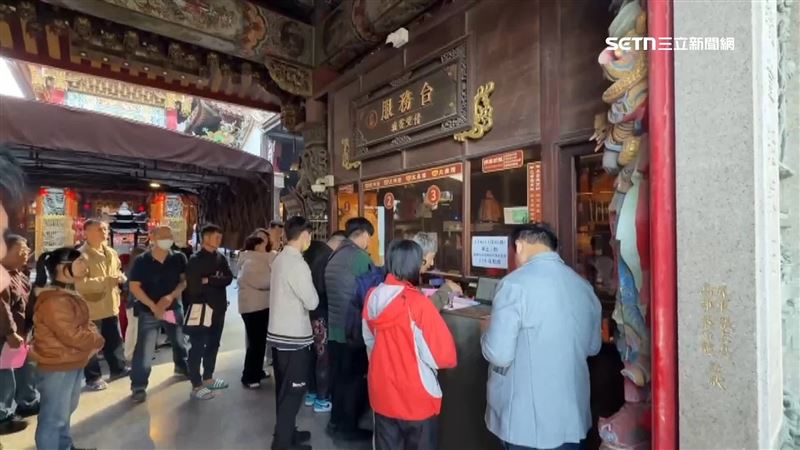 開放點光明燈太歲燈，民眾湧入排隊