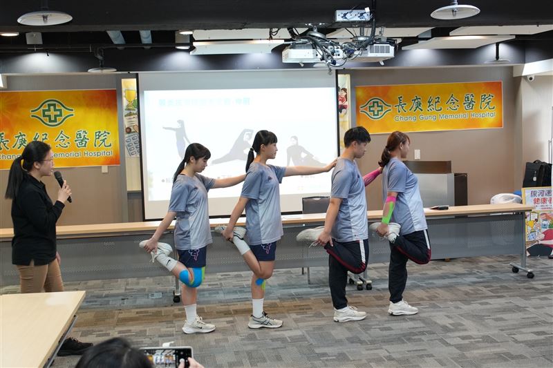 景美女中拔河隊選手示範伸展。（圖／長庚醫院提供）