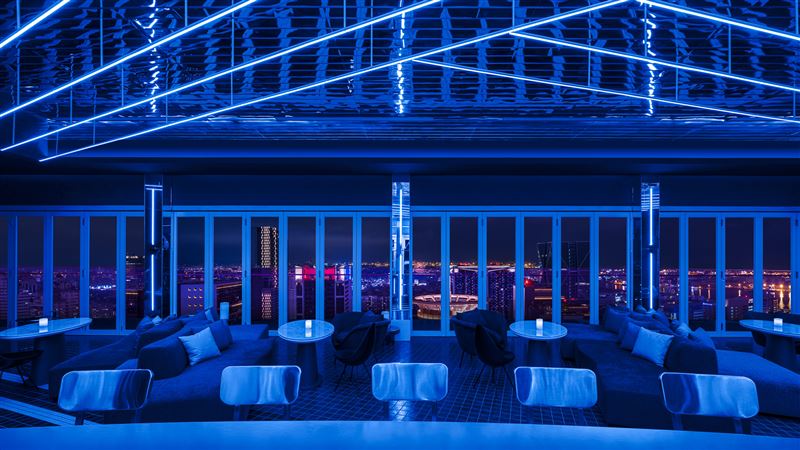 承億酒店點亮藍色燈光應援TWICE。(圖／承億酒店提供)