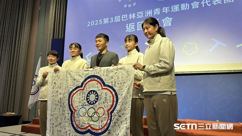 女籃3X3選手代表（左起吳沛萱、陳芯、謝艾彤、喬麗爾）致贈李洋部長簽名會旗。（圖／記者蔡厚瑄攝影）