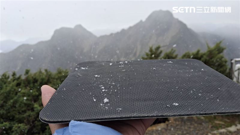 新／天氣冷颼颼！玉山中午罕見短暫飄雪