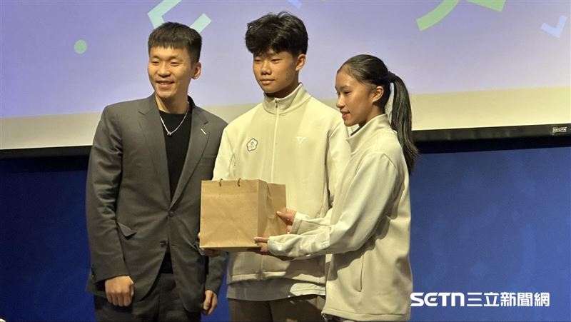 李洋部長致贈禮品，由黃迺軒（中）、潘筱晴（右）選手代表接領。（圖／記者蔡厚瑄攝影）