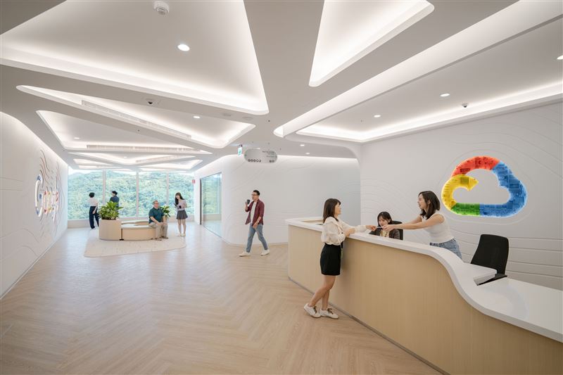 Google在台灣揭幕全新辦公室，打造總部外最大AI基礎建設硬體研發中心，圖為辦公室接待空間