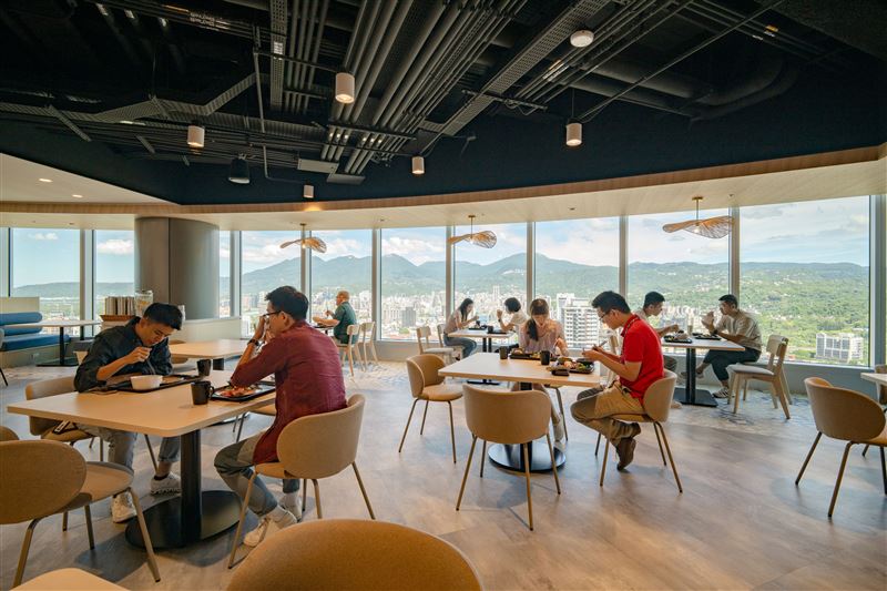 Google在台灣揭幕全新辦公室，圖為辦公室員工餐廳空間