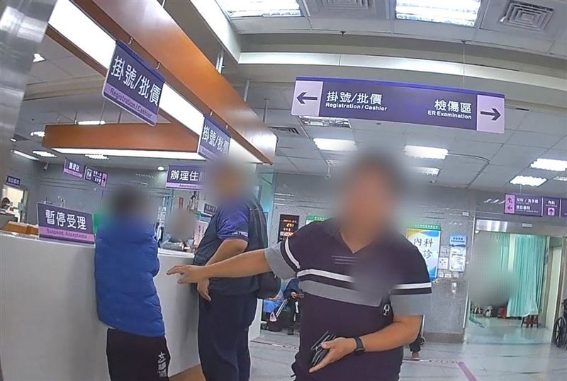 10歲男童高燒意識不清，父親送醫途中向警求助。（圖／翻攝畫面）