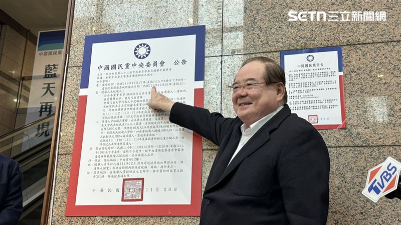 國民黨副主席李乾龍前往中央黨部，張貼中央委員選舉公告。（圖／記者詹宜庭攝影）