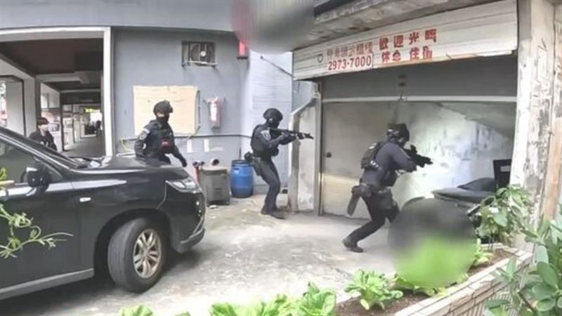 新北男持毒藏旅館!霹靂警破門攻堅畫面曝