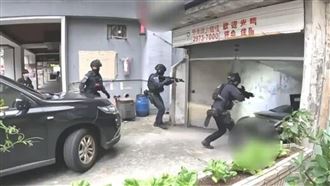 新北男持毒藏旅館！霹靂警破門攻堅畫面曝