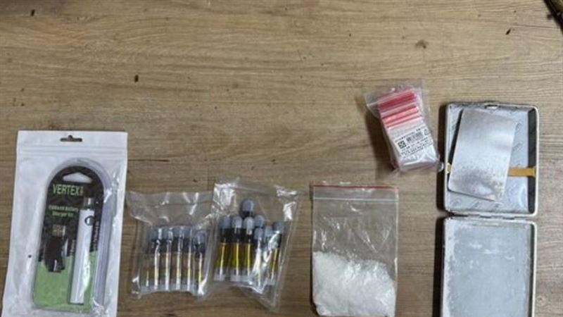 新北市刑大會同霹靂小組，前往某旅館攻堅逮人查獲毒品。（圖／翻攝畫面）