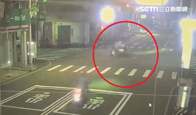 半夜號誌燈參考?!18歲女闖紅燈衝撞重機