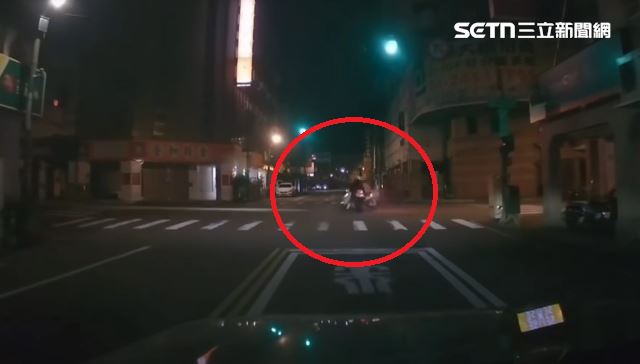 重機綠燈剛起步就被攔腰撞上，騎士痛得在地上打滾哀號。(圖/翻攝畫面)