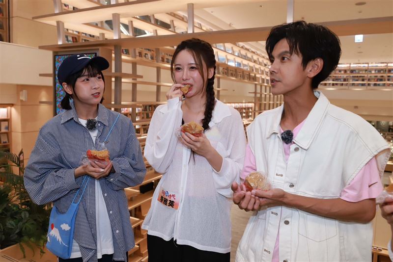 阿翔（右）跟籃籃（左）訪問李雅英。（圖／民視提供）