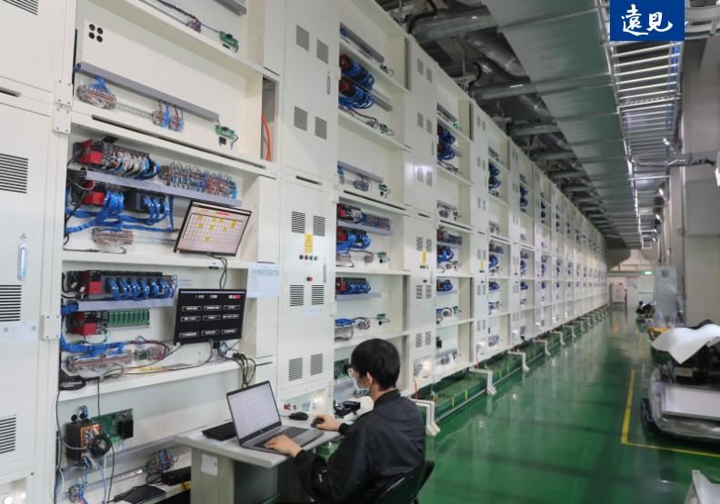 儲能櫃核心裝置中，電池是最昂貴的，但近幾年鋰電池價格曲線下降，增加表後儲能發展契機。（圖／遠見雜誌提供）