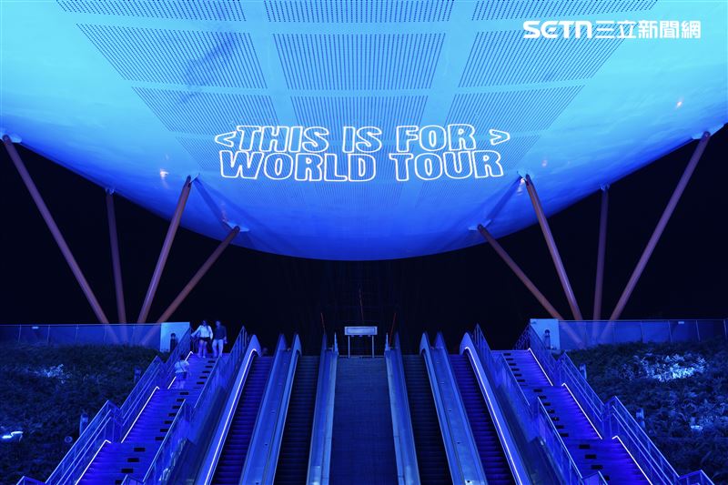 全港都沉浸在TWICE開唱氛圍中。（圖／高市府提供）