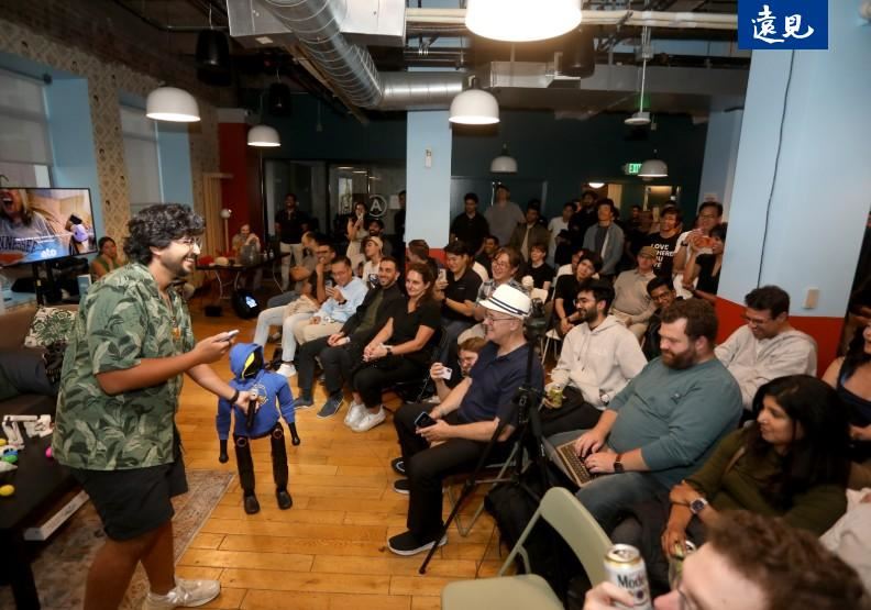 穿著舊金山「金州勇士隊」帽T的人型機器人Koko(中), 有著個性化的AI大腦,一席逗趣的即興對話讓眾人哈哈大笑。(圖/遠見雜誌提供)