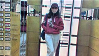 長髮正妹逛街包緊緊！近看竟是超大咖影后