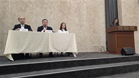 勞動部公布長榮空姐猝逝案。左至右勞動部職業安全衛生署署長林毓堂、勞動部政務次長李健鴻、勞動部勞動條件及就業平等司司長黃琦雅（圖／記者李宜樺攝影）