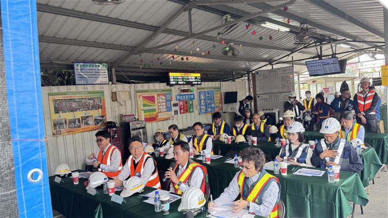 陳世凱與林俊憲、趙卿惠副市長聽取鐵道局簡報臺南鐵路地下化計畫進度。（圖／交通部提供）