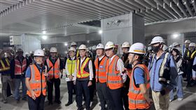 陳世凱與委員現勘C212標臺南車站月台層施工進度。（圖／交通部提供）