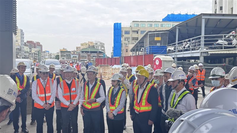 陳世凱現勘C213標林森站路段地下化工程。（圖／交通部提供）