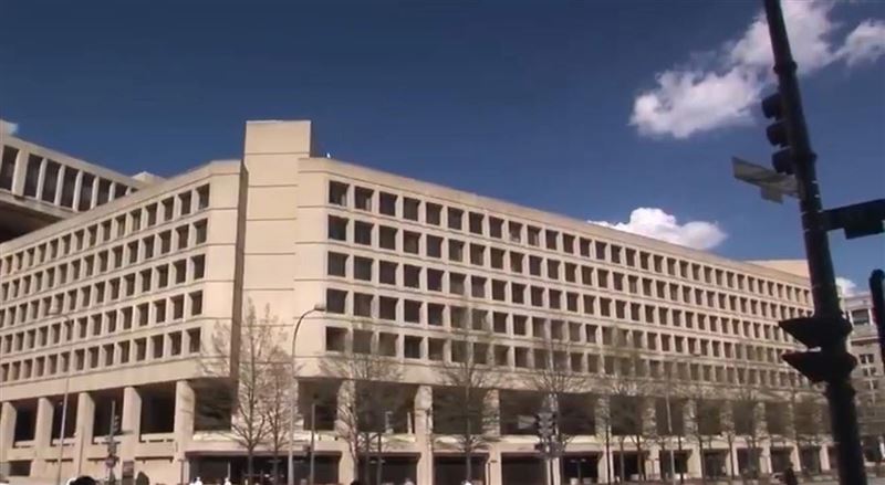 FBI總部所在胡佛大樓。2015年，專門承包FBI、CIA等美國情報人員的保險公司Wright USA，竟遭到與中國關係密切的企業收購，此事件也促使美方亡羊補牢，於2018年收緊了對外國資金審查的法規。（圖／翻攝自X平台 @BarronTNews_）