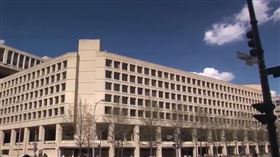 FBI總部所在胡佛大樓。2015年，專門承包FBI、CIA等美國情報人員的保險公司Wright USA，竟遭到與中國關係密切的企業收購，此事件也促使美方亡羊補牢，於2018年收緊了對外國資金審查的法規。（圖／翻攝自X平台 @BarronTNews_）