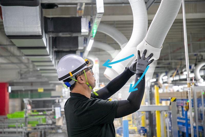 Coupang酷澎設置HVAC空調系統，物流員工可自行調整涼風吹送位置，實現個人化空調的目標。（示意圖／業者提供）