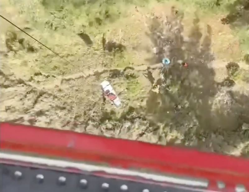 空勤總隊派遣直升機前往，以擔架吊掛方式順利將張益誠遺體運下山。（圖／翻攝自臉書消防署特種搜救隊）