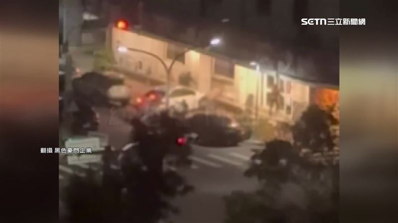 嘉義市一間KTV發生鬥毆，其中一名男子竟然直接開車衝撞對方。（圖／翻攝自黑色豪門企業）