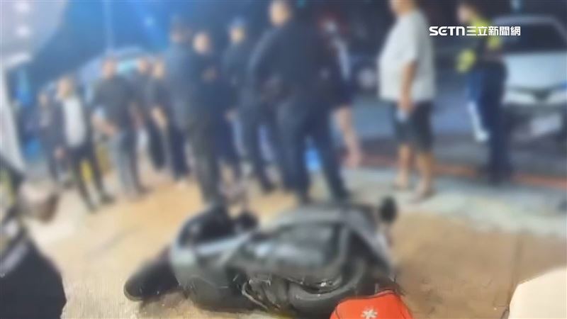 2男從餐廳吵到KTV　火大開車衝撞人撞牆