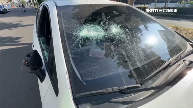 撞人的白色車輛因為撞壞無法開走，還留在現場