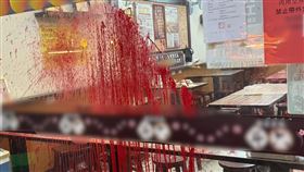 被潑紅漆的當歸鴨新莊總店。（圖／翻攝畫面）